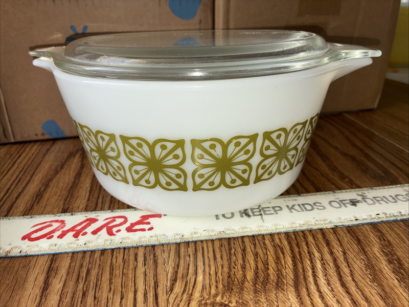 Vintage Pyrex #474 White with Verde Square Green Flowers bowl 1.5 Qt & lid