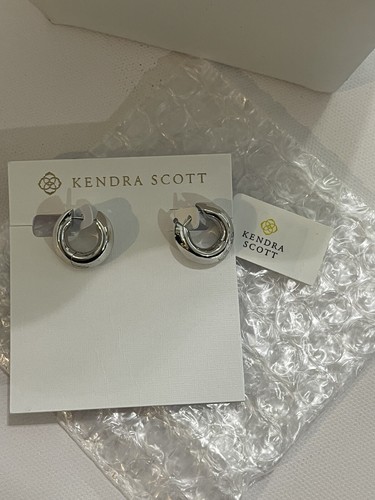 Kendra Scott Mikki Metal Huggie Earrings in Silver - Picture 4 of 6