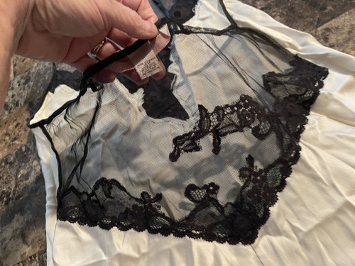 VINTAGE VICTORIA’S SECRET LINGERIE / NIGHTY! MEDIUM - Picture 4 of 5