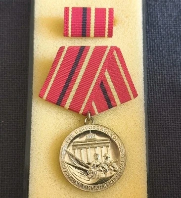 Auszeichnung DDR: Verdienstmedaille der Kampfgruppen in Gold mit Spange + Etui - Bild 1 von 4