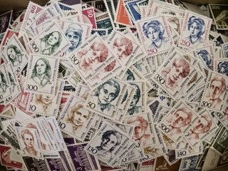 1 kilo stamps Berlin mint with thousands of postage stamps good lot