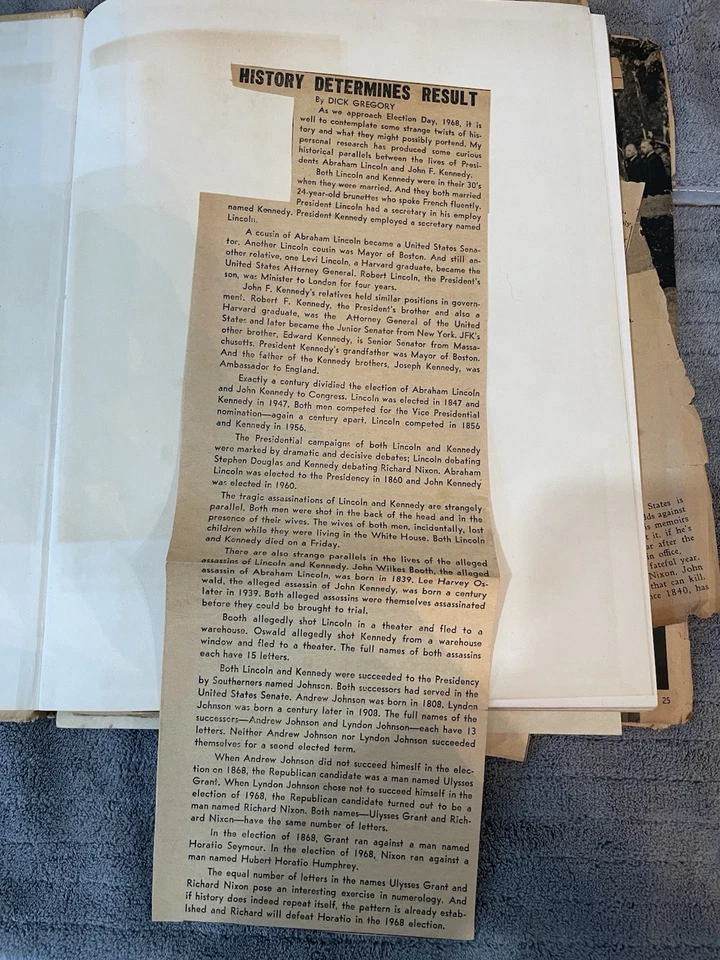 JFK 4 DAYS BOOK from 60s With Tons Of Jackie O JFK Newspaper Clippings Foto 3 de 4