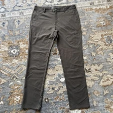 Vuori Cascade Pants Mens 34x30 Brown Athletic Slim Fit Tech Chino Golf Travel