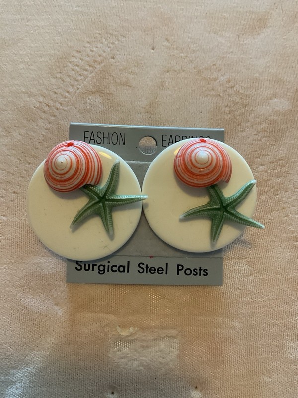 Vintage NOS 1970’s Lucite & Authentic Seashell And Starfish Pierced Earrings
