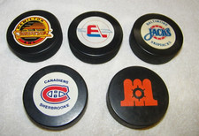 GROUP LOT OF 5 VINTAGE AHL OFFICIAL GAME HOCKEY PUCKS,ALL IN FANTASTIC CONDITION