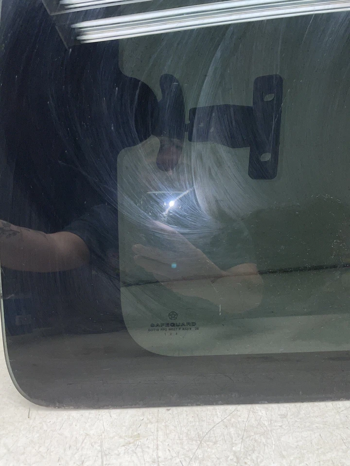 4-дверное пассажирское правое заднее четверть окна 99-02 Dodge Ram с четырехдверной кабиной B692 - Изображение 2 из 4