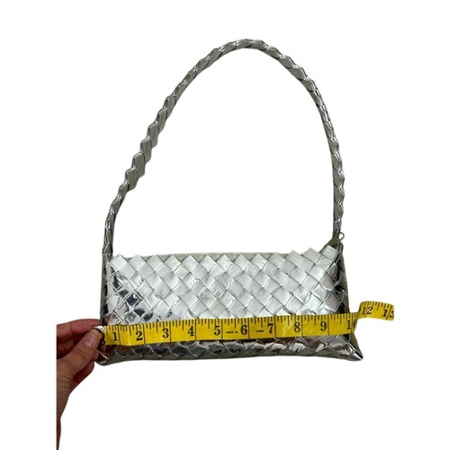 Handarbeit - Klebeband Tasche - Metallic - Schulter - Reißverschluss - silber glänzend futuristisch - Bild 4 von 14