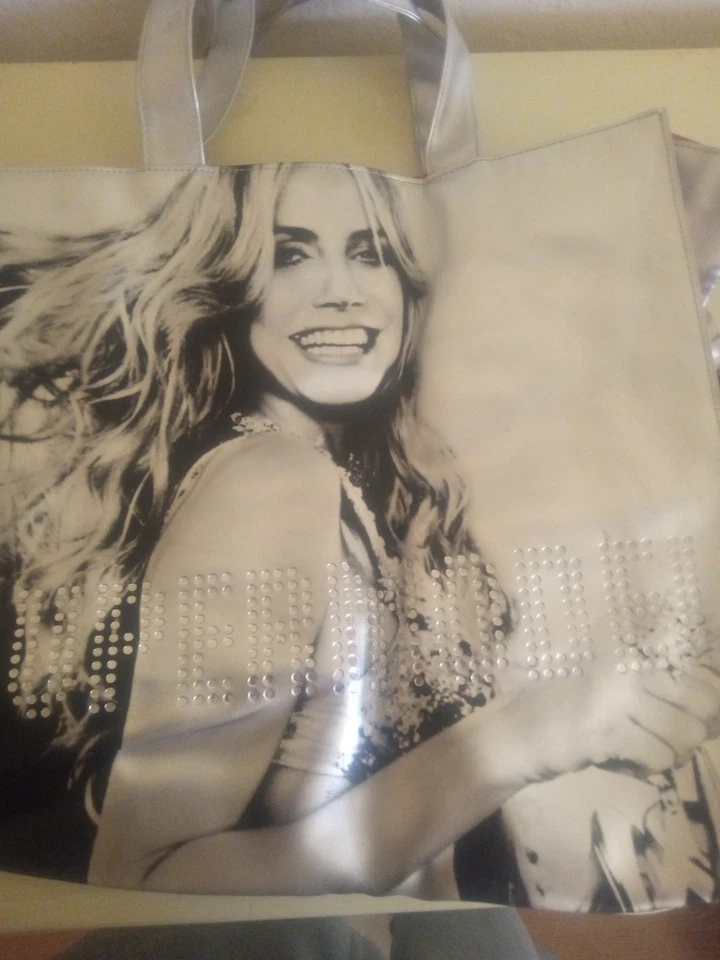 Bolso de Mano Grande Victorias Secret Vinilo Plateado Super Modelo Heidi Klum  Foto 3 de 4