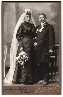 Fotografie G. Hotz & Sohn, Stockach, Herr Muffler mit seiner 1. Ehefrau im schw 