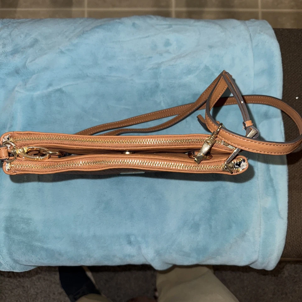 Bandolera para mujer Jessica Simpson Camille coñac con tachuelas doradas nueva con etiquetas precio de venta sugerido por el fabricante 88 USD Foto 3 de 4