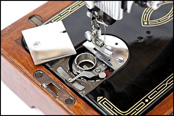 La Piastra Dell'ago Della Gola E Il Coperchio Della Piastra Scorrevole Della Bobina Con Viti Del Modello 99K Vintage Si Adattano Alla Macchina Da Cucire Singer 66K 185 Simanco Parte 32569 E - Foto 4