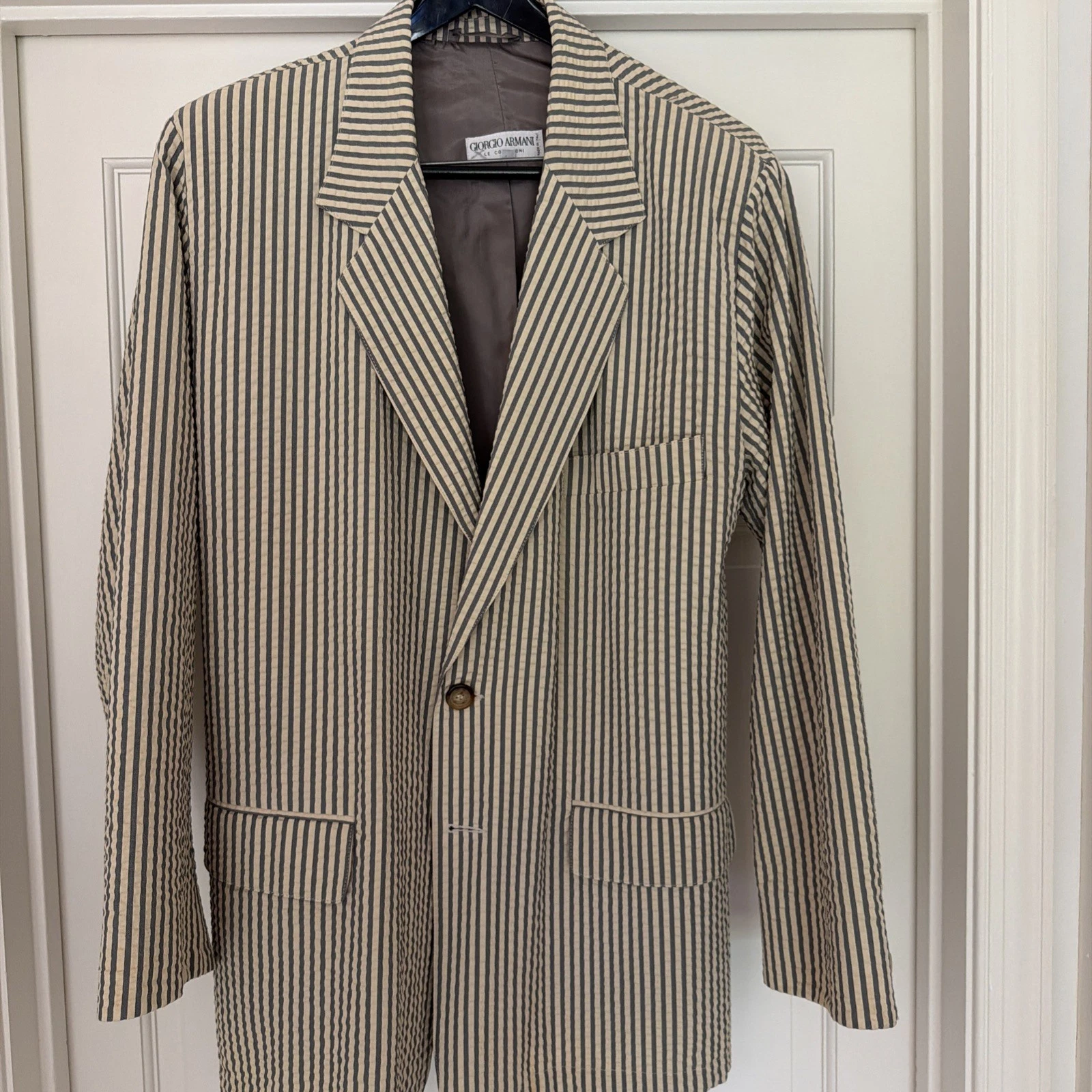 Giorgio Armani — GIORGIO ARMANI Seersucker jacket Tan/Gray Unstructured, 1 Vent, 2B,  42 Preowned