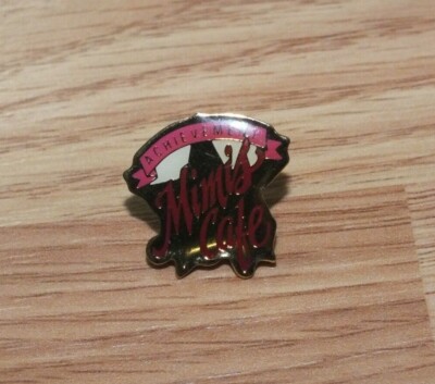 Gold Tone Mimi's Cafe Collectible Employee Restaurant Achievement Pin 