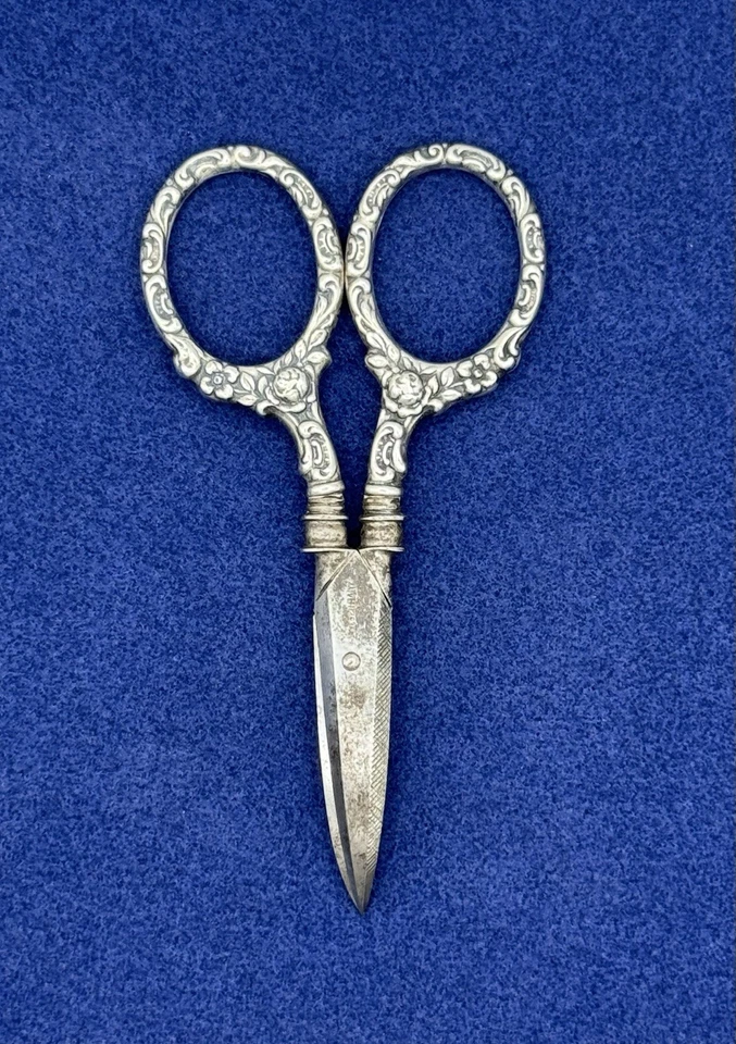 Изогнутые маникюрные ножницы Gorham из чистого серебра с розовой флерией - Изображение 2 из 2