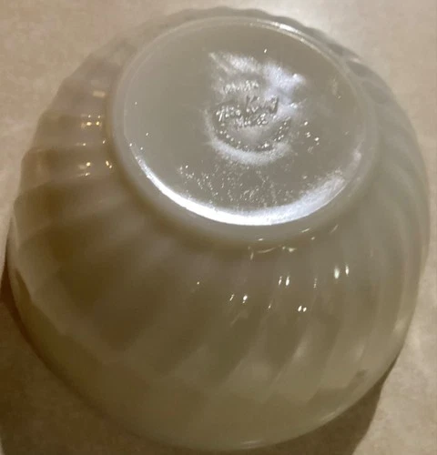 Vintage Anchor Hocking Fire King Oven Ware Milk Glass White Swirl Mixing Bowl 7”