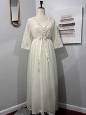 Rare Vintage Women's Ivory Lace Peignoir Set.