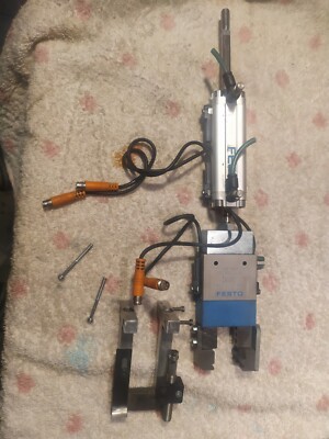 Festo Parallelgreifer HGP-16-A  mit 4x Balluff Sensor + ADVULQ-16-60_A-P-A