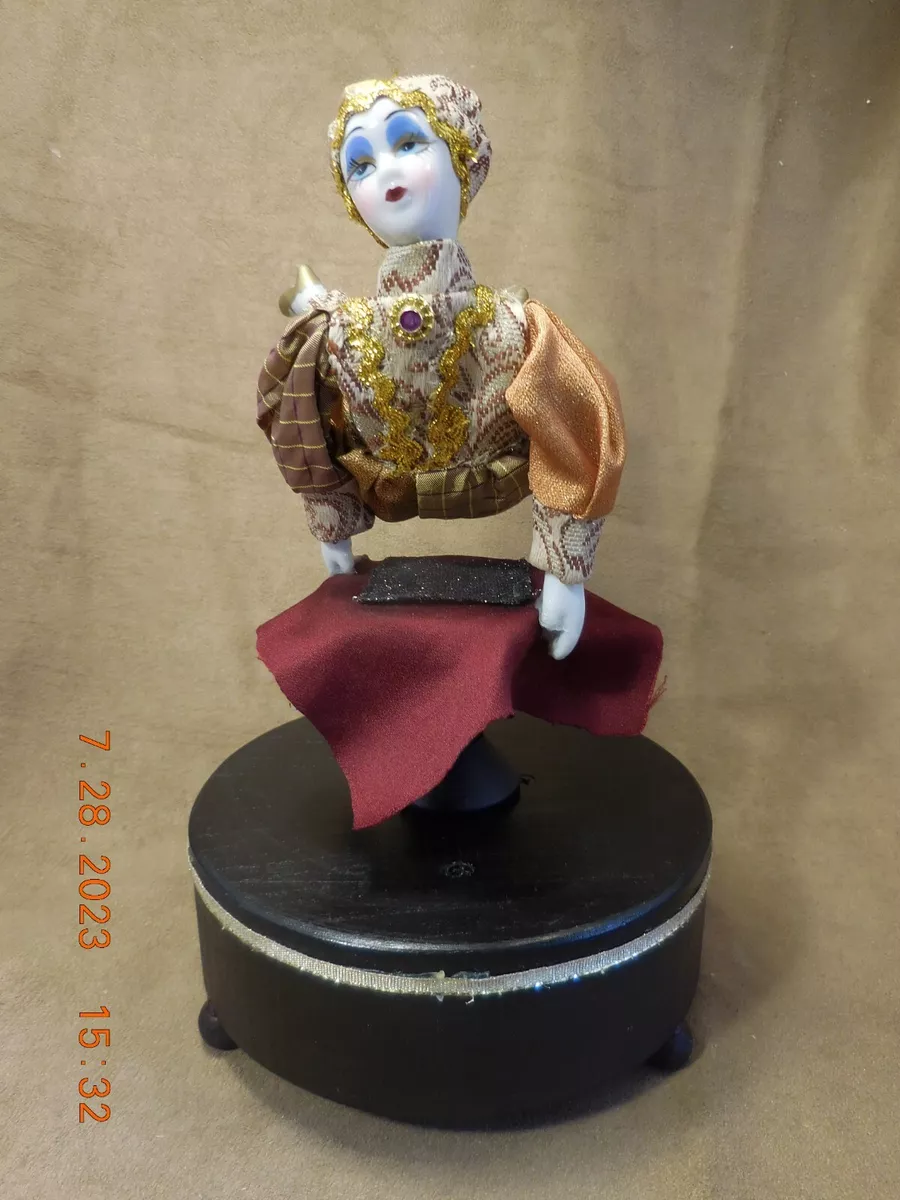 LE MUSICAL BOX SOCIETY MEETING TABLE PIECE