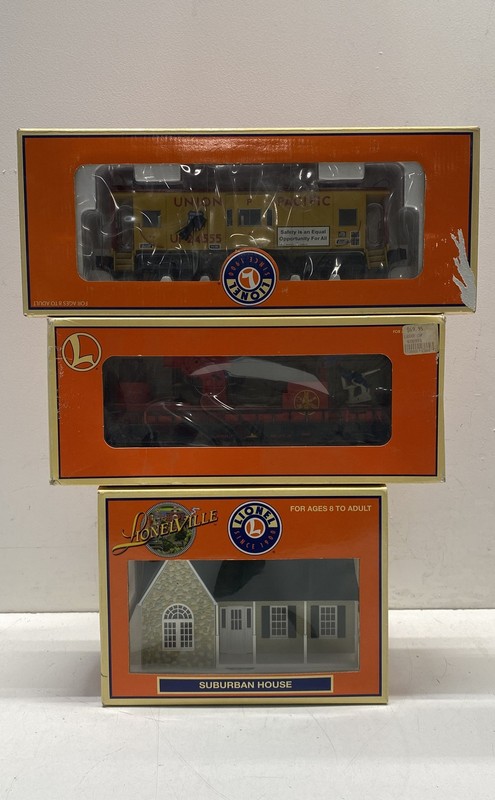 Lionel Train Lot 3 Pieces Union Pacific Caboose Ladder Car Suburban House
