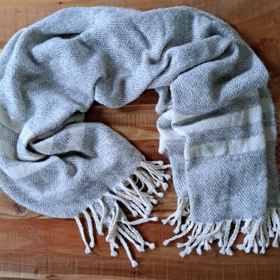 VOSSBERG Alpaka & Wolle 180x130 Beige/Grau Scandi Plaid ''Terrasse Sommerabend''
