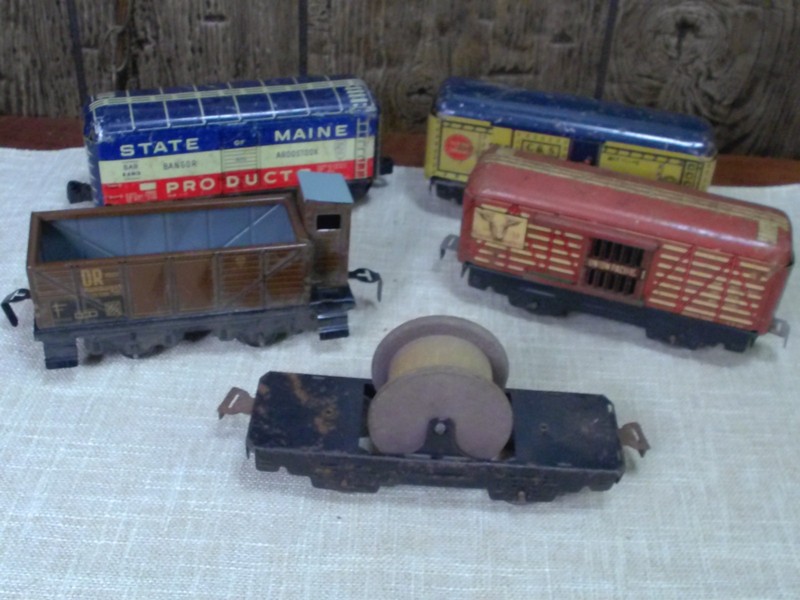 5 Vintage Marx Tin Train Cars - Union Pacific Cattle Car - STATE OF MAINE (LOTM)