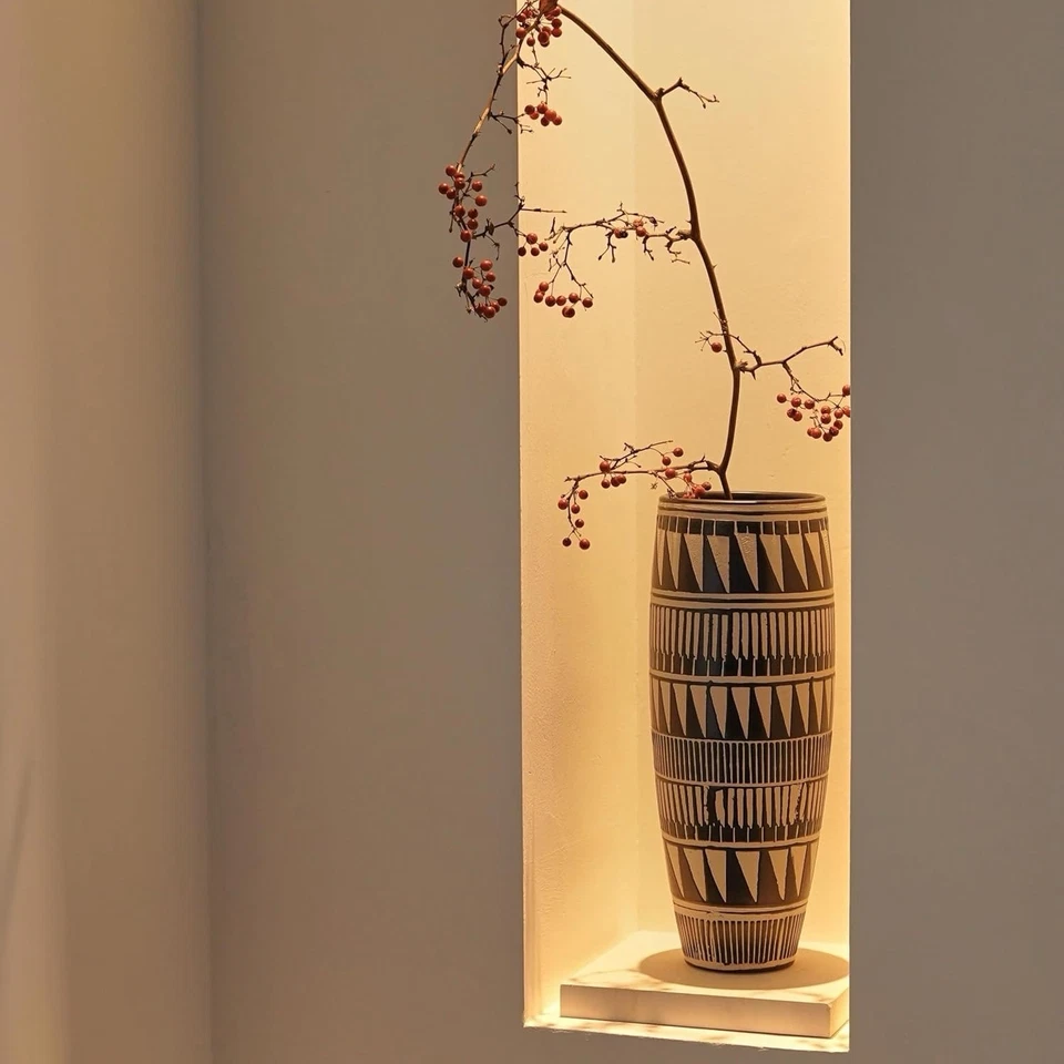 "Florero de cerámica blanco y negro de 13,79"" para decoración de piso rústico pintado a mano" Foto 4 de 4