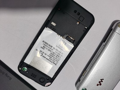 【新品バッテリー】Sony Ericsson W890i simフリー ブラウン Sony Ericsson W890 W890i (Unlocked) 2G 3G Network 3.2MP Mobile