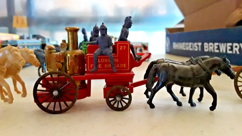 Days Gone By Made in Engl 4 Sets of Fire Brigade Horse Drive Fire Pumper (AA-19 - Image 4 of 4