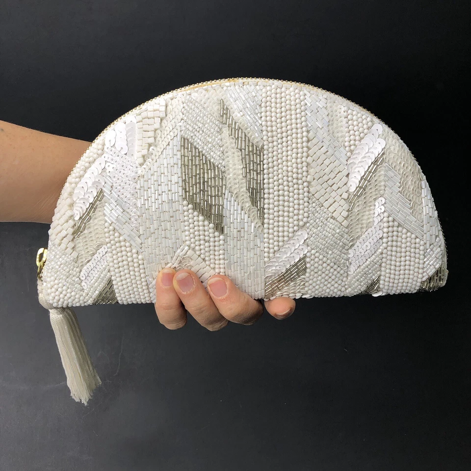 Bolso clutch de noche Anthropologie con lentejuelas con cuentas borla de media luna blanco plateado Foto 4 de 4