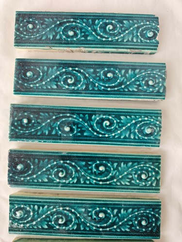 A GROUP OF 8 ANTIQUE 6 X 1.5 INCH BORDER TILES - Picture 3 of 9