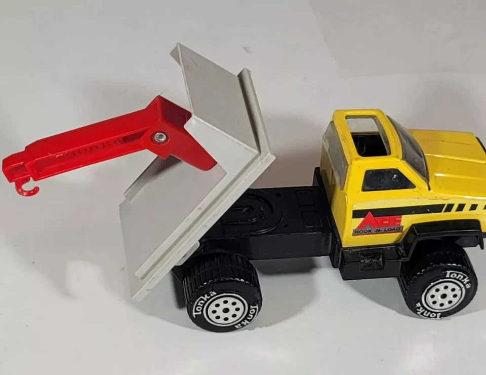 Vintage Tonka Yellow Ace Hook and Load Tow Truck Metal And Plastic Toy - Image 4 of 4