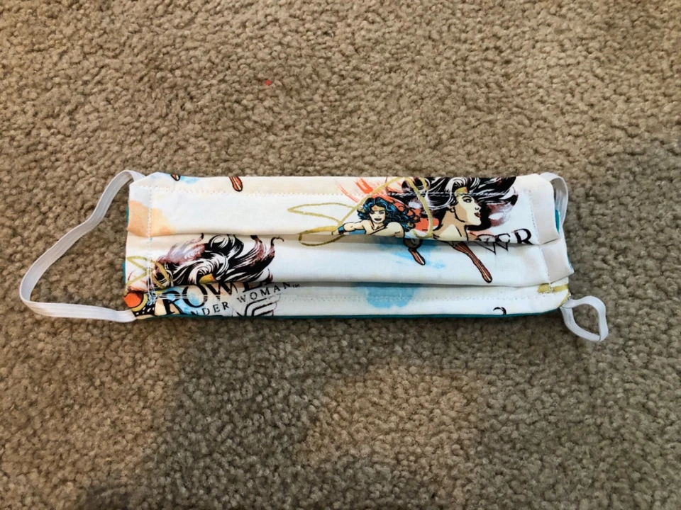 Máscara facial de algodón hecha a mano con estampado de superhéroes de Wonder Woman reversible blanca Foto 2 de 3