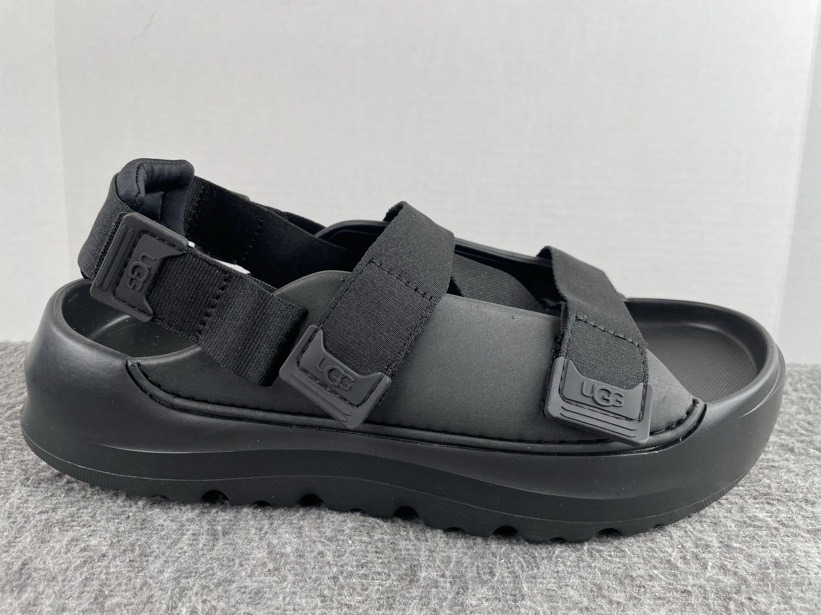 Sandali acqua UGG neri Stratus plateau cinturino 1153078 BLK uomo taglia 10 nuovi con etichette