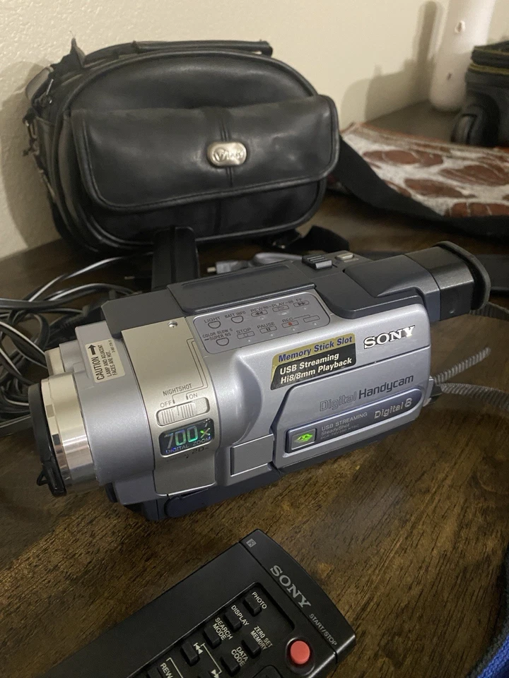 Sony Handycam 700x Nightshot Digital-8 Camcorder Tested Works Comes With Bag - Image 3 of 4