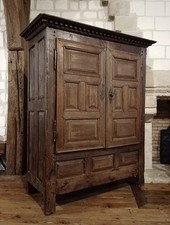 Ancienne ARMOIRE en châtaignier ornée d'un blason fleuri /  Epoque XVIIè s