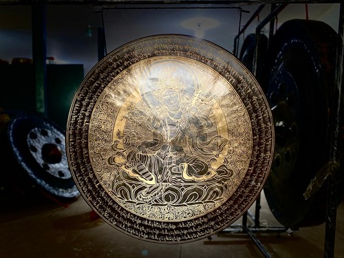Embrace the Golden & Black attire Green tara adorned Tibetan Gong- in 6 sizes - Picture 4 of 5