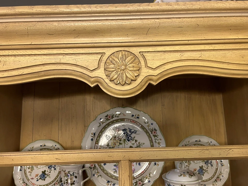 ВИНТАЖНЫЙ ФРАНЦУЗСКИЙ РЕЗНОЙ ДУБОВЫЙ БУФЕТ И КЛАТЧ THOMASVILLE COUNTRY / ФАРФОРОВЫЙ ШКАФ - Изображение 3 из 4