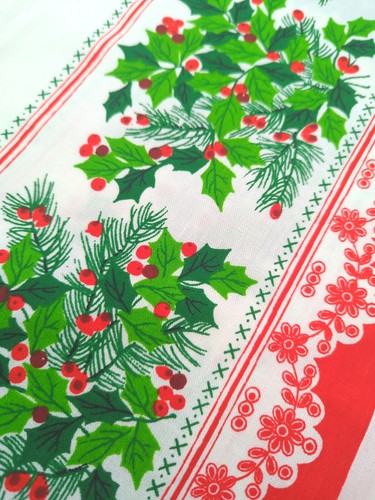 Vintage Christmas Tablecloth Oval Holly Floral Fabric 60x90" - Picture 10 of 17