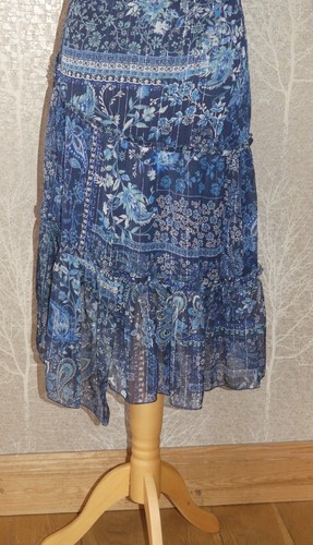 VESTIDO DE VERANO PER UNA AZUL MARINO FLORAL A RAYAS METÁLICAS CON GRADAS DOBLADILLO AYMÉTRICO REINO UNIDO 20 - Imagen 3 de 8