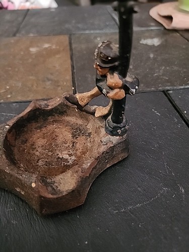 Antiguo cenicero de hierro fundido de colección de los años 30 FIGURAL MAN descansando sobre poste de lámpara - Imagen 5 de 10