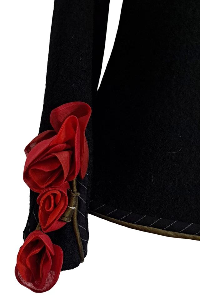 Chaqueta CoVelo Negra Lana/Seda Completamente Forrada con Botones Rosas Rojas Talla Pequeña Arte Usada en Excelente Condición Foto 4 de 4