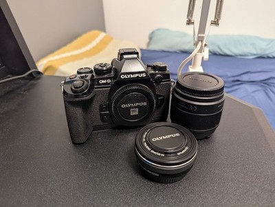 Olympus E-M1 Body (Teildefekt), 14076 Auslösungen, 2 Objektive und Batteriegriff