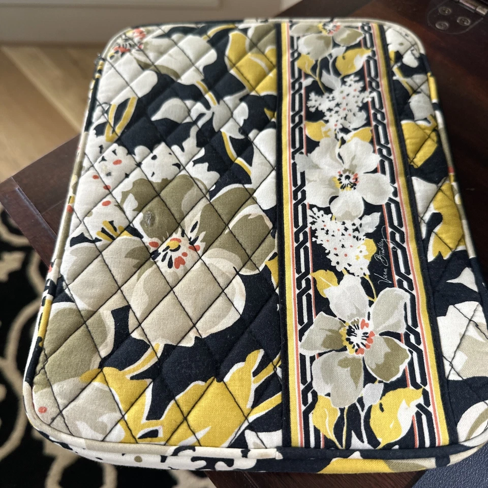 Funda I-pad o Kindle, Vera Bradley, limpia. Floral amarillo/negro, Dogwood Pat. Foto 2 de 4