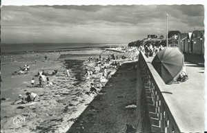 CPA CPSM luc sur mer calvados 14 la plage et la digue ...