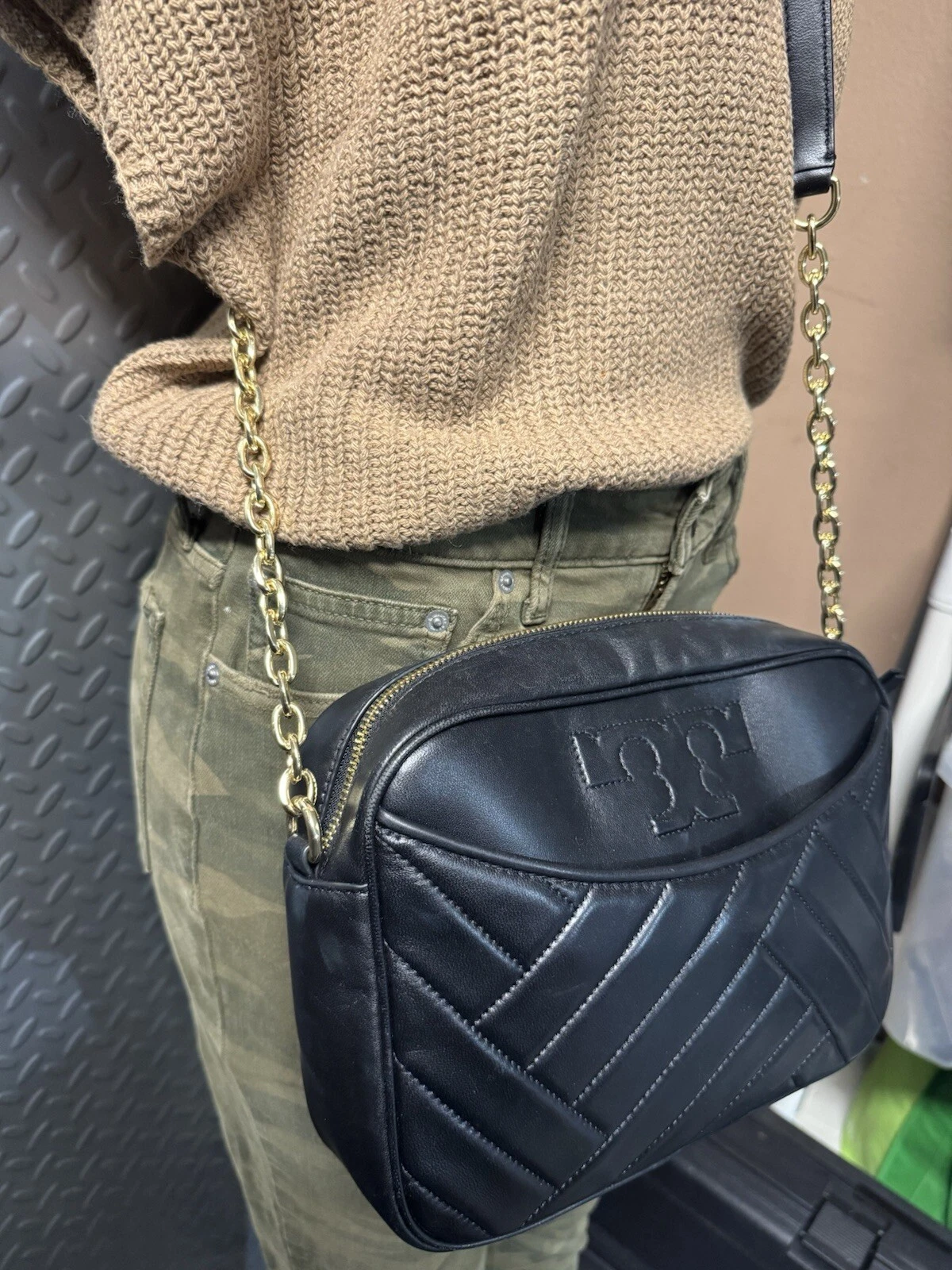 Borsa a tracolla per fotocamera Alexa Tory Burch nera usata delicatamente