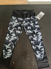 NEW Active Life Woman's Yoga Workout Capri Leggings Size Small Black/Grey Camo
