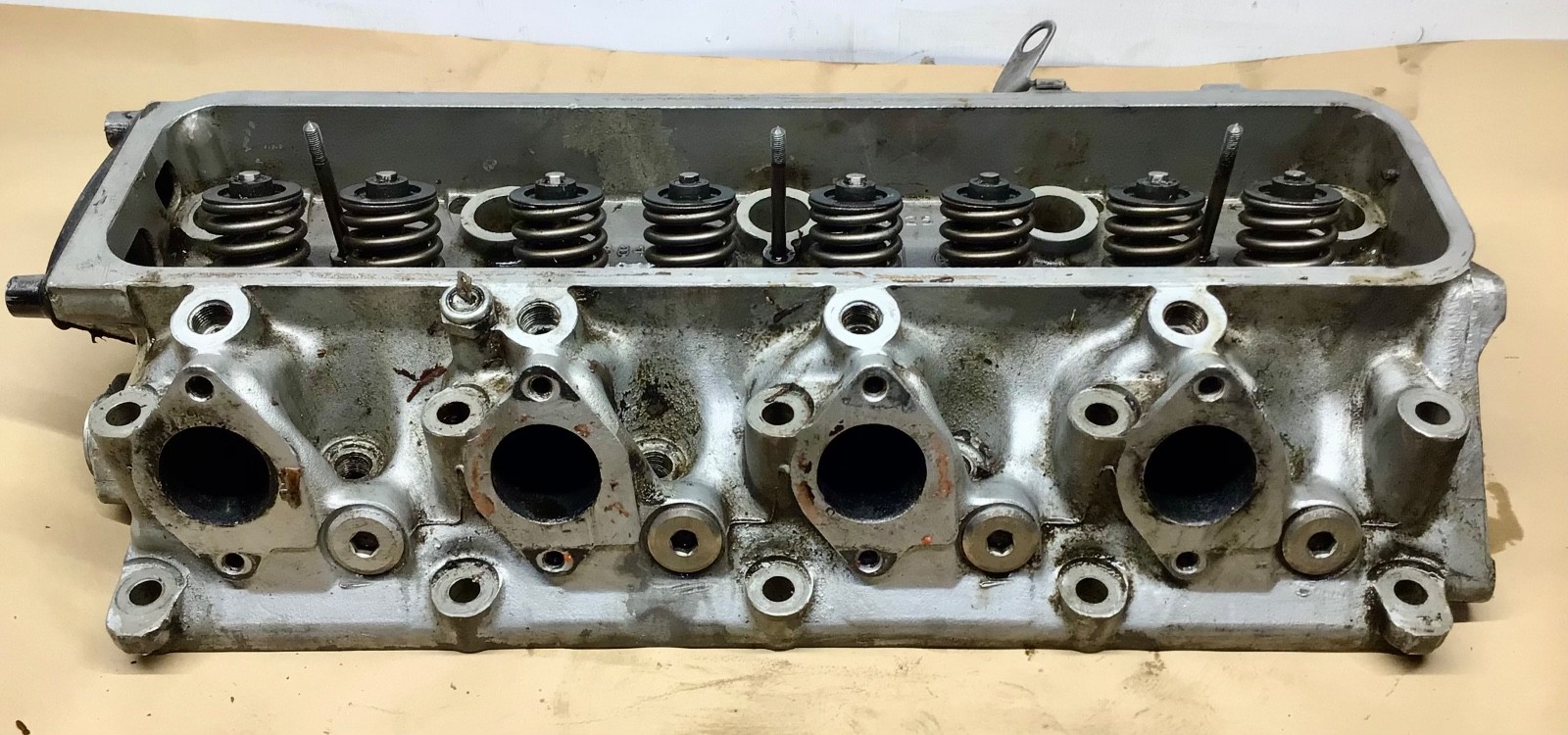 1966 - 80 Rolls Royce Silver Shadow Wraith II Right Cylinder Head UE38450 OEM