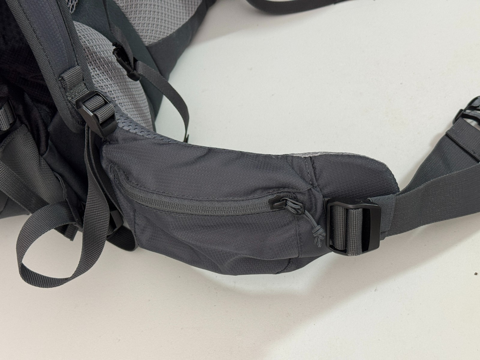 New Deuter Futura Air Trek 60+10 Trekking Backpack (black-graphite) w/ frame