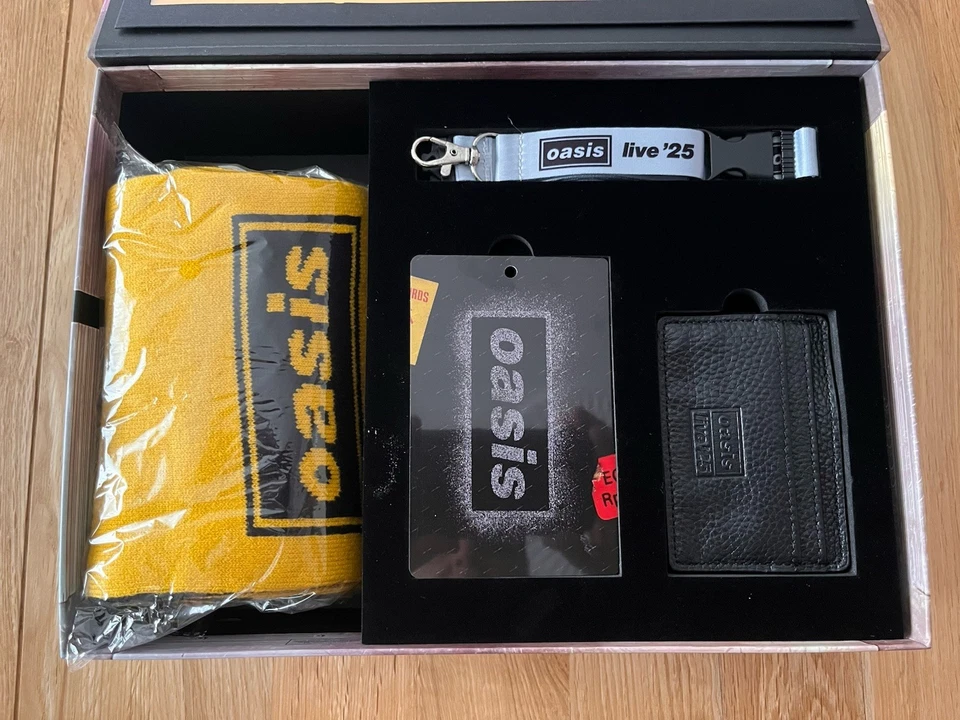 Oasis Limited Edition VIP merchandise Box Set- Edinburgh Murrayfield Stadium - Image 3 of 4