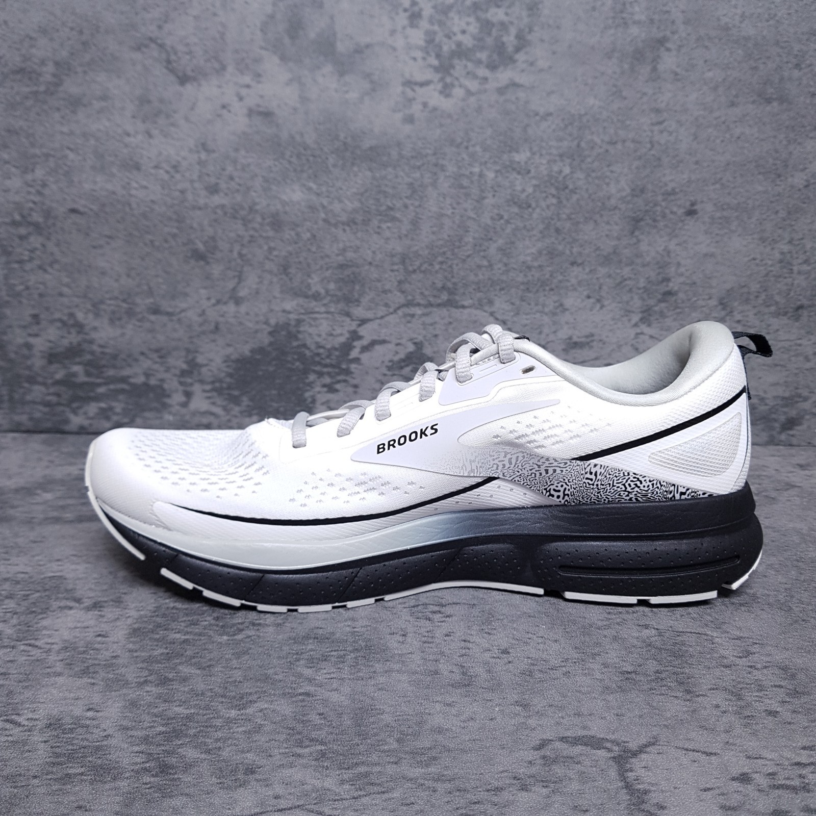 BROOKS Trace 3 Running Shoes Womens Size 11 B White Oyster Black thumbnail 2